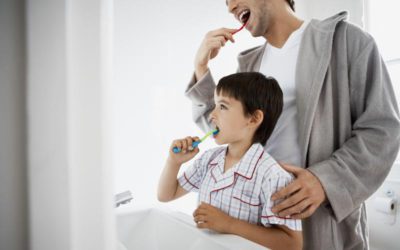 ¿Se pueden contagiar las bacterias de la boca de padres a hijos?