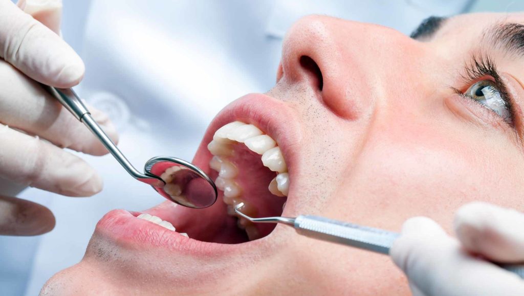 Los tratamientos de la periodontitis protegen a los pacientes de COVID-19 de complicaciones