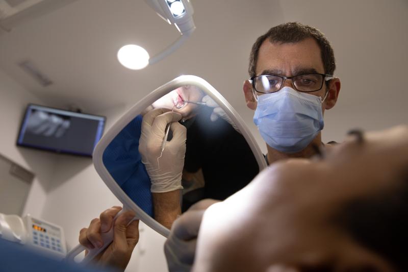 El odontólogo Carlos Galindo, en un box de Clínica Dental Galindo