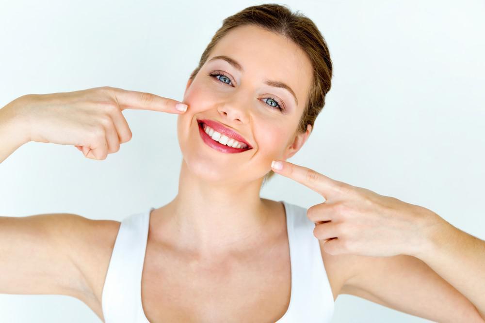 El blanqueamiento dental aclara la tonalidad de los dientes