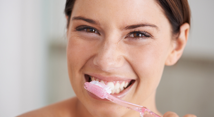 Puedes comprar pastas de dientes blanqueadores y productos con concentraciones bajas del agente blanqueador