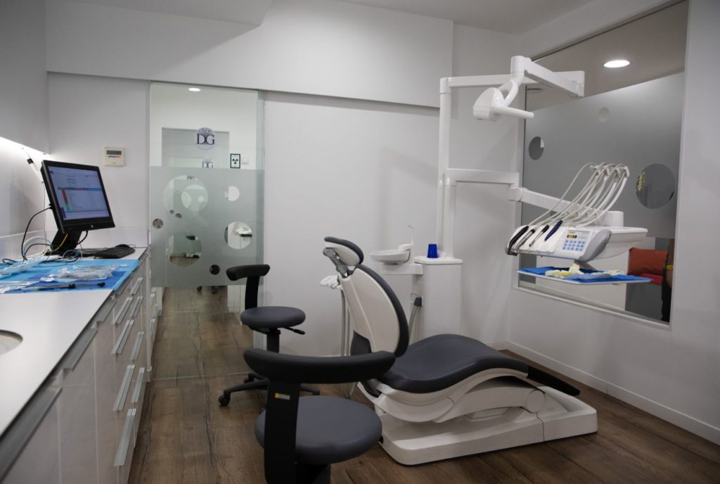 Clínica Dental Galindo, en Barcelona, ofrece blanqueamiento con luz LED en clínica, blanqueamiento ambulatorio con férulas, combinado e interno