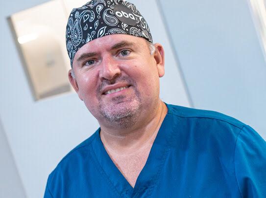 Stevens Salvà es un médico anestesiólogo formado en Medicina en España y en Venezuela
