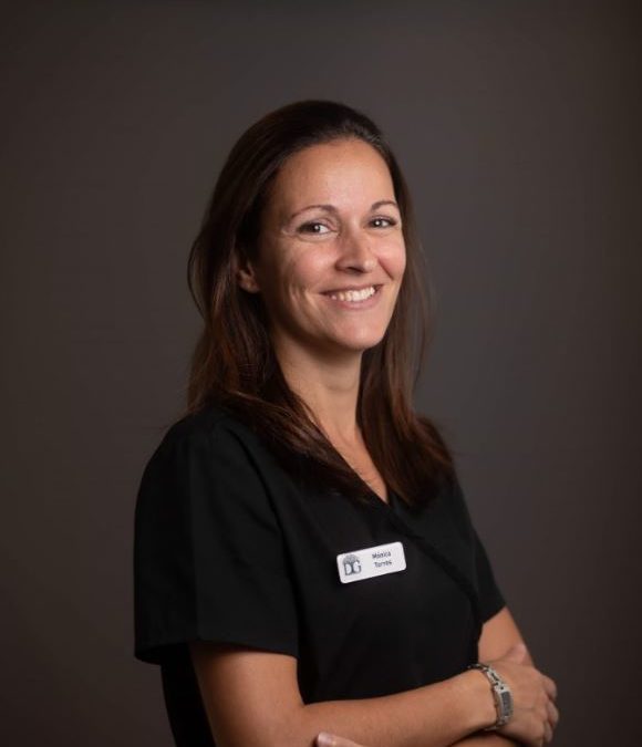 Mónica Torres, higienista dental de Clínica Dental Galindo: «Educar en la prevención es fundamental»