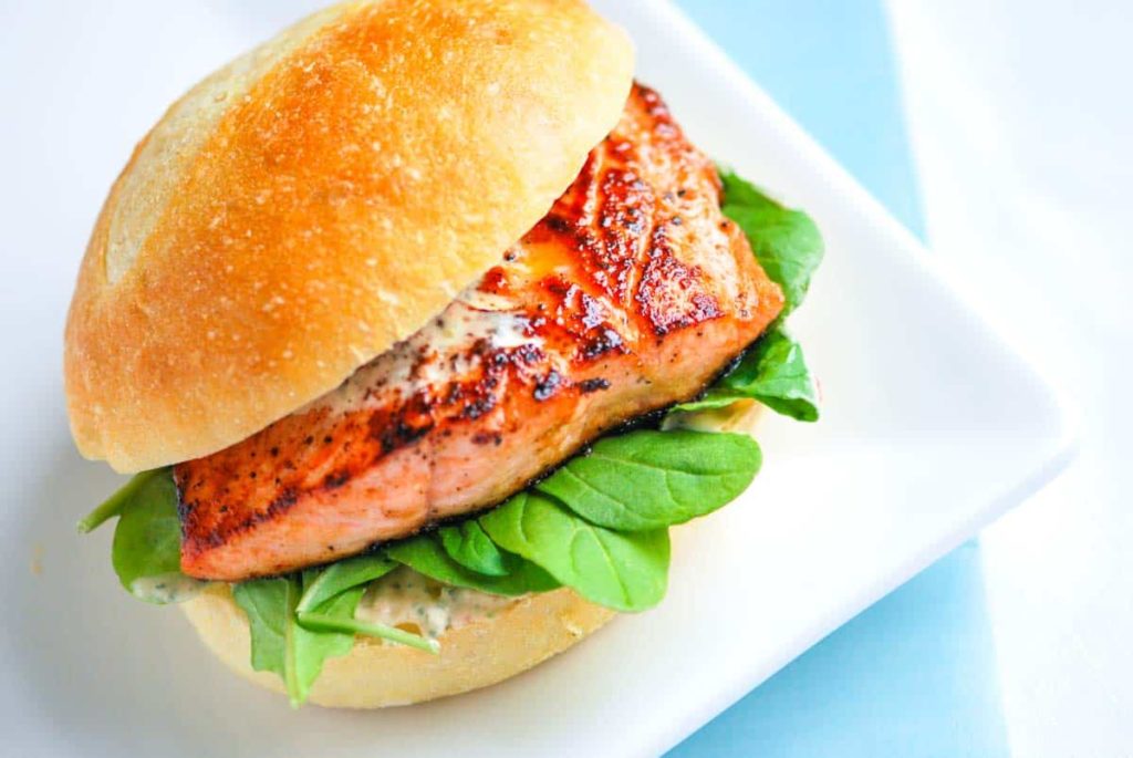 El salmón ayuda a obtener vitamina D y sus ácidos grasos omega-3 previenen problemas de las encías