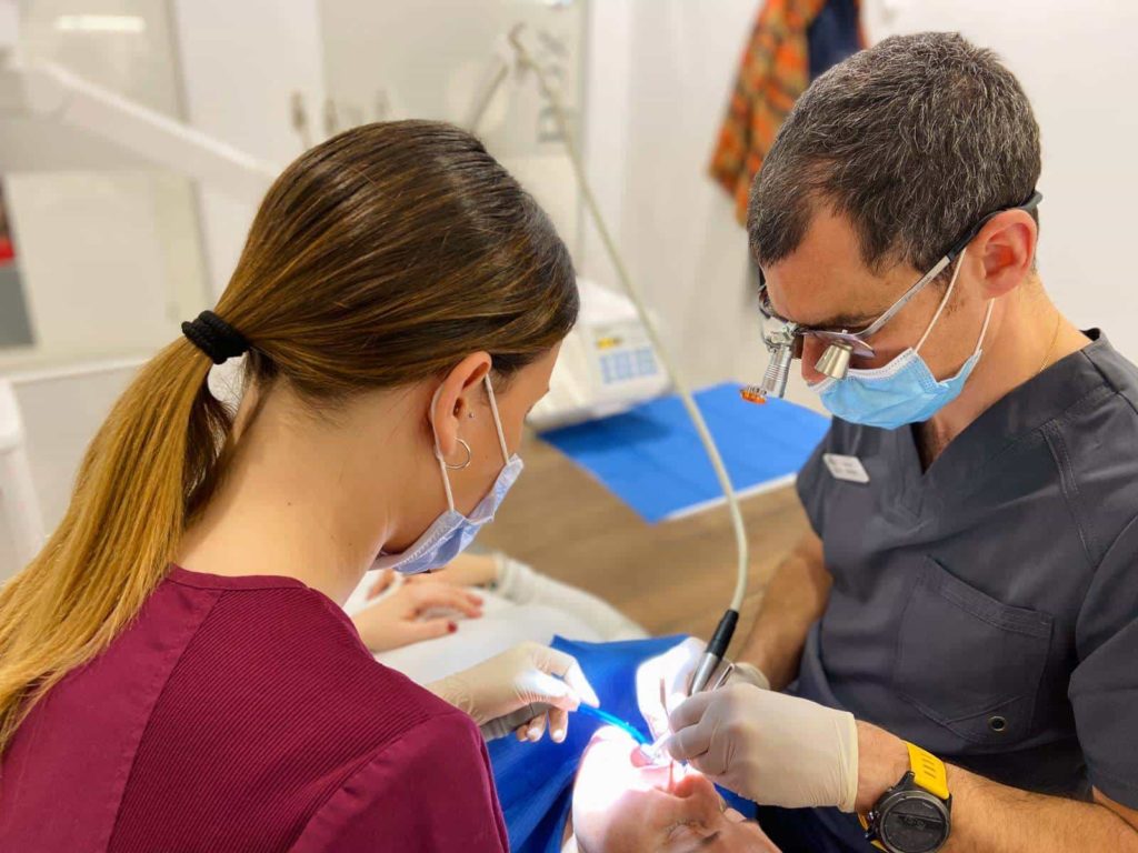 Cirugía en un box de Clínica Dental Galindo: se sigue un protocolo COVID-19