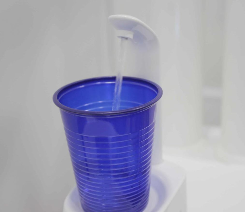 Un vaso de plástico de agua en Clínica Dental Galindo