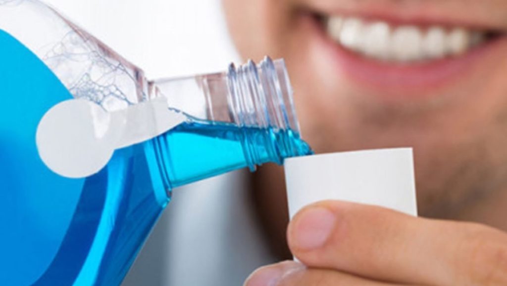 Los enjuagues bucales pueden reducir mucho la carga viral en la boca durante períodos cortos de tiempo
