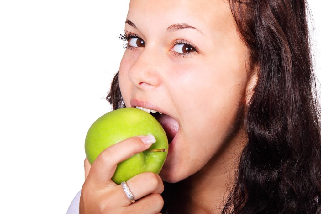 Comer manzana consejo para tus dientes.